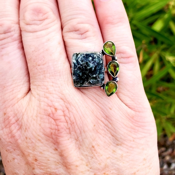 New Seraphinite & Peridot Silver Ring. - Picture 6 of 12
